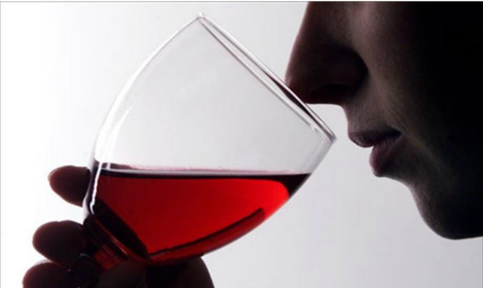 Phụ nữ Pháp uống rượu vang mỗi ngày