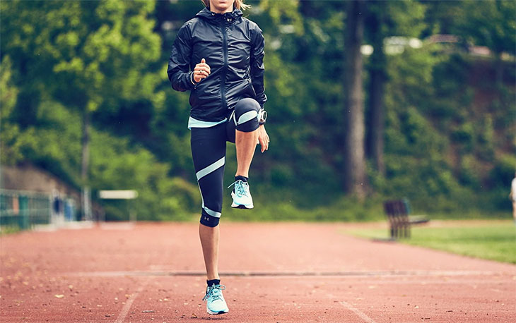 Chạy nâng cao gối giúp đốt chạy mỡ bụng và đùi hiệu quả