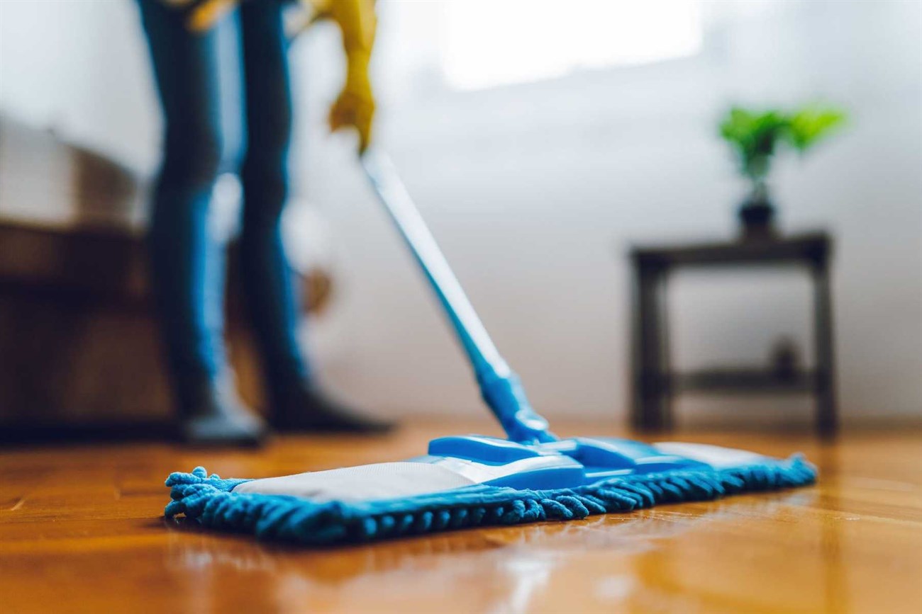 Trời nồm làm sàn nhà vô cùng ẩm ướt, bạn nên lau nhà bằng giẻ khô