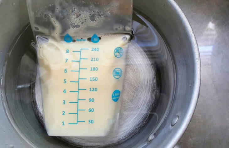 Cách rã đông sữa mẹ bằng tay