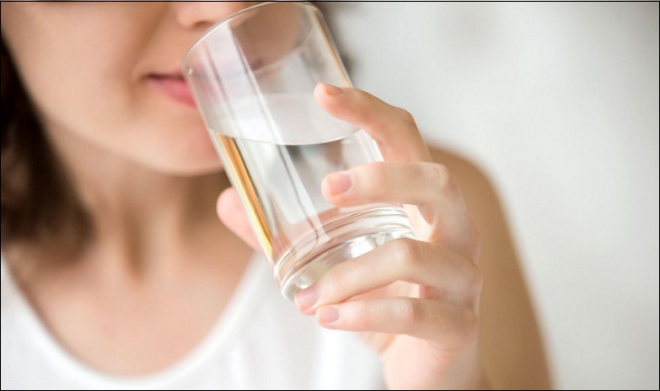 Uống đủ nước giúp giảm mỡ mặt