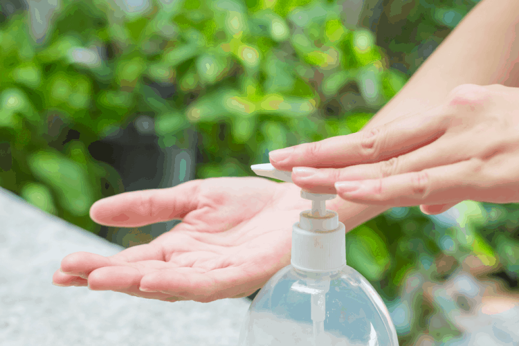 Sử dụng nước rửa tay khô giúp bạn hạn chế lây lan bệnh dịch