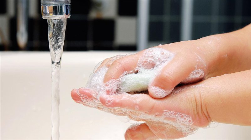 Sử dụng xà phòng/xà bông diệt khuẩn để rửa tay