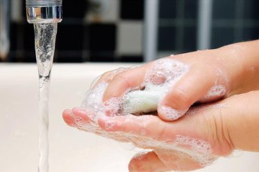 Sử dụng xà phòng/xà bông diệt khuẩn để rửa tay