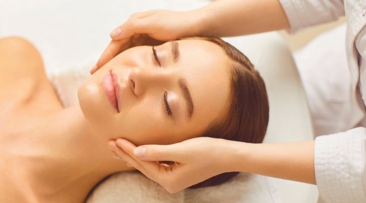 Massage mặt là phương pháp làm đẹp đơn giản, góp phần làm trẻ hóa làn da