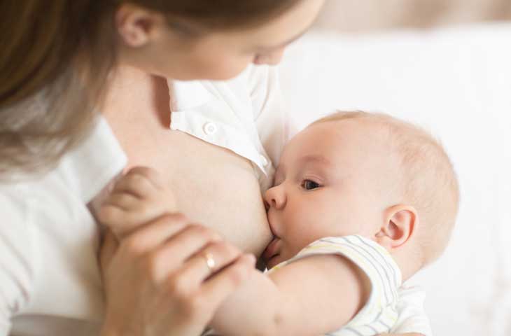 Cho con bú mẹ trực tiếp giúp kích sữa hiệu quả