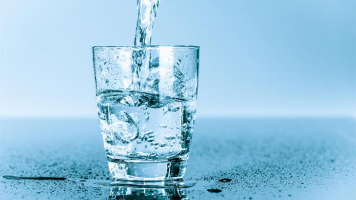 Uống đủ nước sau khi thức khuya