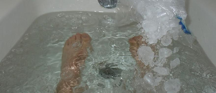 Ngâm chân nước đá giúp tăng cường hồi phục chấn thương