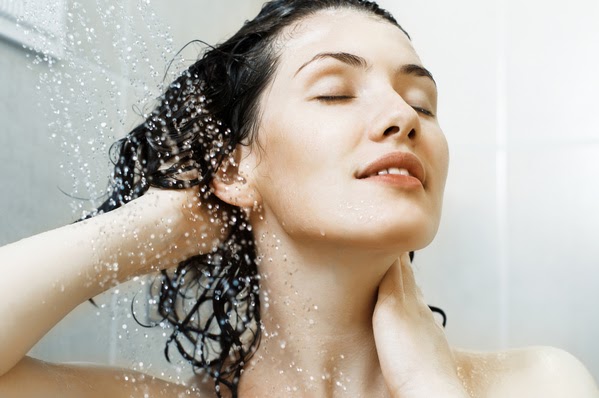 Tránh dùng nước nóng khi tắm