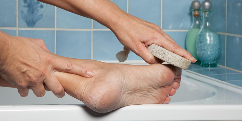 Xoa bóp và tẩy da chết cho da chân thường xuyên