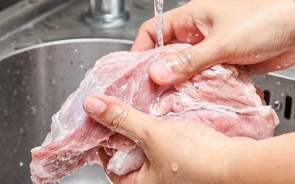Để đảm bảo an toàn và vệ sinh khi sử dụng thịt gia cầm, gia súc, cá, thì bạn thực hiện rửa với nước ion kiềm