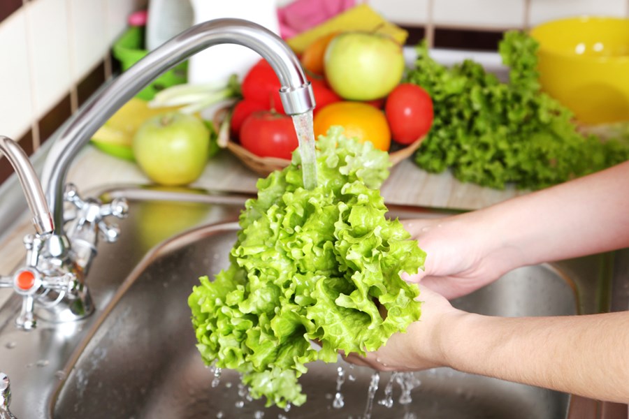 Chỉ nên rửa các loại rau có màu xanh nhạt như cải trời, cải xanh, xà lách,.... trước khi ăn