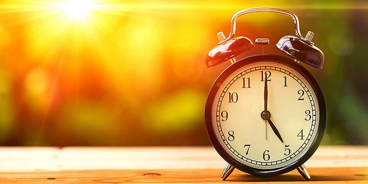 Đặt đồng hồ báo thức ngủ sớm và dậy sớm