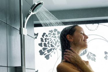 Tắm nước nóng giúp tỉnh táo và hỗ trợ giảm các bệnh cảm cúm