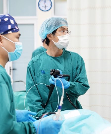 Bác sĩ Đào Trần Tiến (bên phải) thực hiện nội soi cắt cùng lúc nhiều polyp đại tràng cho người bệnh. Ảnh: Bệnh viện cung cấp