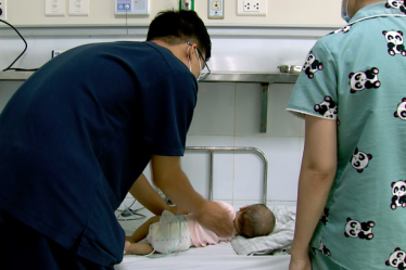 Một bệnh nhi suy hô hấp nặng điều trị tại Bệnh viện Nhi Trung ương hồi tháng 7. Ảnh:Bệnh viện cung cấp