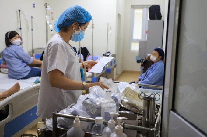 Điều dưỡng phát thuốc cho bệnh nhân ung thư nội trú tại Bệnh viện K. Ảnh:Quang Hùng
