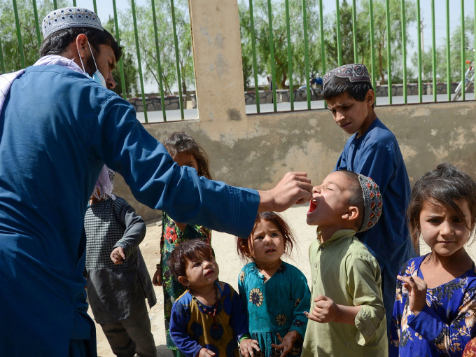 Trẻ em tại Kandahar, Afghanistan được uống vaccine bại liệt, ngày 23/5. Ảnh: AFP