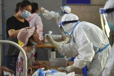 Một y tá lấy mẫu xét nghiệm Covid-19 tại Nam Kinh, tỉnh Giang Tô, Trung Quốc, tháng 8/2021. Ảnh: AP