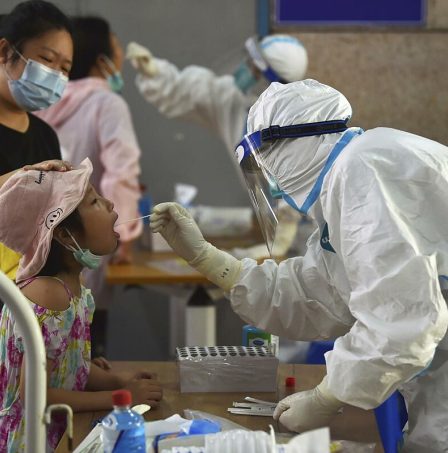 Một y tá lấy mẫu xét nghiệm Covid-19 tại Nam Kinh, tỉnh Giang Tô, Trung Quốc, tháng 8/2021. Ảnh: AP