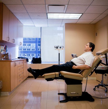 Một bệnh nhân được điều trị ung thư tại Trung tâm Ung thư Sloan Kettering. Ảnh: NY Times