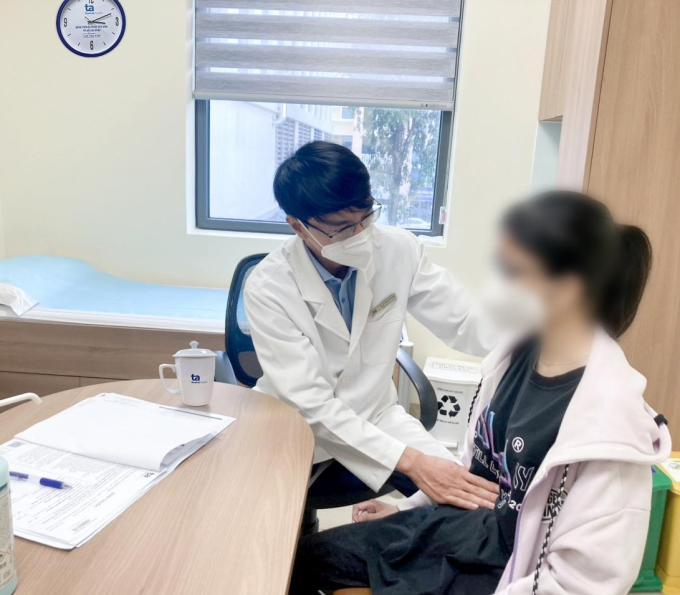 Bác sĩ Huỳnh Văn Trung tái khám cho bệnh nhân Thúy. Ảnh: Bệnh viện cung cấp
