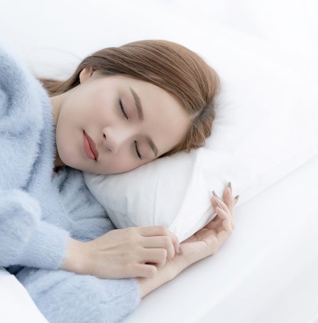 Các chuyên gia khuyến cáo không lên giường nằm quá sớm để tránh cảm giác trằn trọc. Ảnh: Freepik