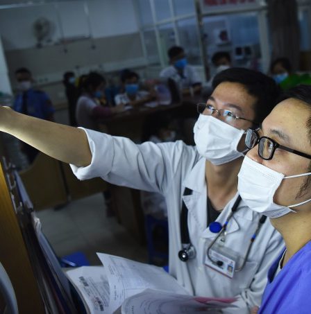 Bác sĩ khoa cấp cứu A9 Bệnh viện Bạch Mai hội chẩn nhanh trước khi điều trị bệnh nhân. Ảnh: Giang Huy