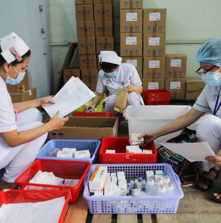 Nhân viên y tế Bệnh viện Chợ Rẫy kiểm tra thuốc tại kho dược. Ảnh: Quỳnh Trần