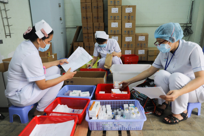 Nhân viên y tế Bệnh viện Chợ Rẫy kiểm tra thuốc tại kho dược. Ảnh: Quỳnh Trần