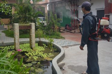 Nhân viên môi trường quận Thanh Xuân (Hà Nội) phun thuốc diệt muỗi chống sốt xuất huyết. Ảnh: Sở Y tế Hà Nội