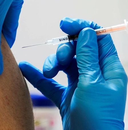 Người dân được tiêm vaccine Covid-19 tại Tokyo, Nhật Bản. Ảnh: Reuters