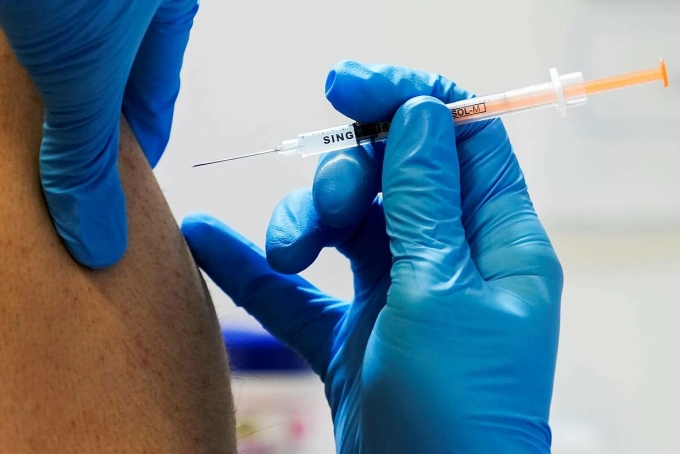 Người dân được tiêm vaccine Covid-19 tại Tokyo, Nhật Bản. Ảnh: Reuters
