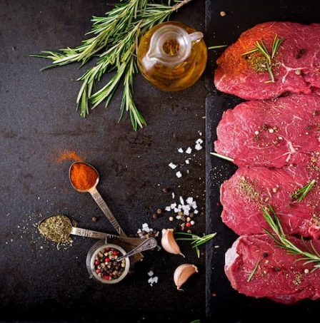 Thịt đỏ làm tăng nguy cơ mắc các bệnh tim mạch. Ảnh: Freepik