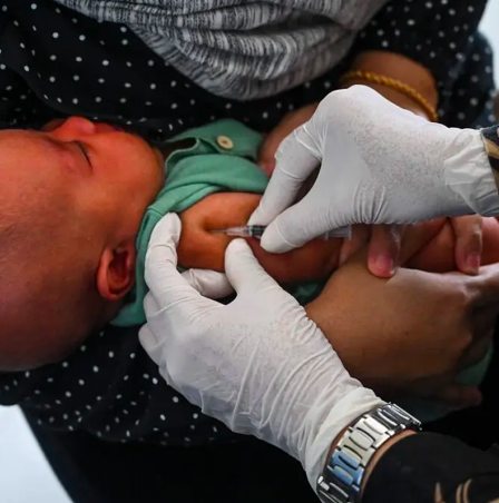 Một bé trai tại Banda Aceh, Indonesia, được tiêm vaccine BCG ngừa bệnh lao. Ảnh: AFP