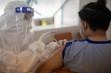 Nhân viên y tế tiêm vaccine Covid-19 cho học sinh tại trường THPT Lương Thế Vinh, quận 1, TP HCM. Ảnh: Thành Nguyễn