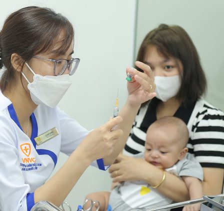 Trẻ tiêm vaccine cúm tại Hệ thống tiêm chủng VNVC. Ảnh: Hiếu Nguyễn