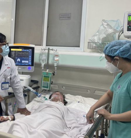 Bệnh nhân được điều trị tích cực tại Bệnh viện Nhân dân Gia Định do bị ngộ độc methanol từ cuộc nhậu. Ảnh: Bệnh viện cung cấp