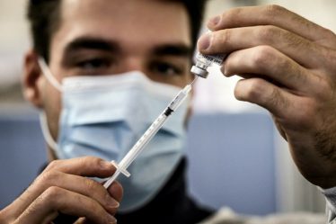 Nhân viên y tế chuẩn bị mũi tiêm vaccine Covid-19 tại điểm tiêm chủng ở Lyon, Pháp. Ảnh: AFP