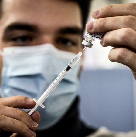 Nhân viên y tế chuẩn bị mũi tiêm vaccine Covid-19 tại điểm tiêm chủng ở Lyon, Pháp. Ảnh: AFP
