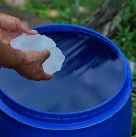 Sử dụng phèn chua có thể giúp làm sạch nước sinh hoạt. Ảnh: Shutterstock