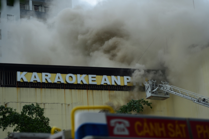 Khói độc bốc mạnh, bao trùm cả tầng cao nhất quán karaoke bị cháy tại TP Thuận An, Bình Dương. Ảnh: Thanh Tùng