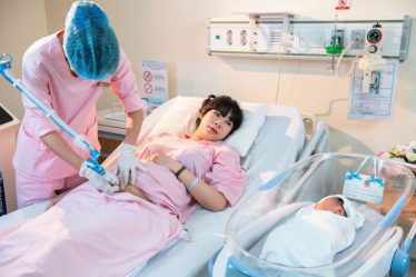 Chiếu tia Plasma cho sản phụ sau sinh tại BVĐK Tâm Anh. Ảnh: Bệnh viện cung cấp