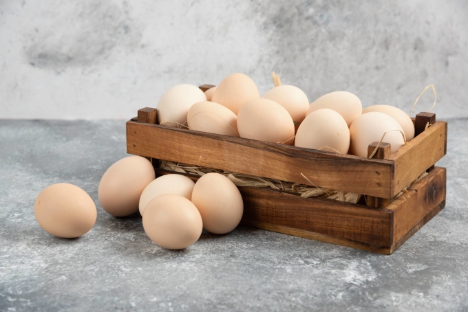Trứng sống chứa nhiều protein, chất béo tốt, vitamin, khoáng chất, chất chống oxy hóa giúp bảo vệ mắt, não và tim. Ảnh: Freepik