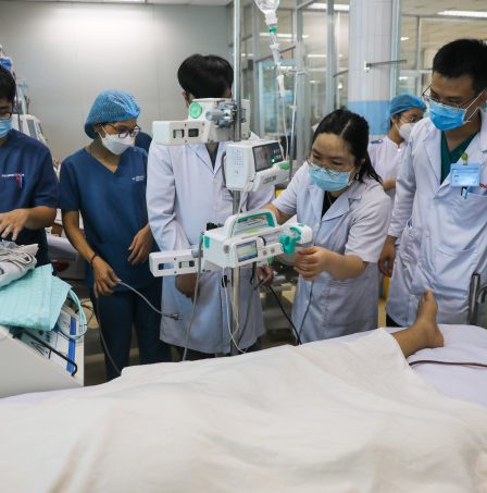 Bác sĩ bệnh viện Bệnh Nhiệt đới TP HCM điều trị bệnh nhân sốt xuất huyết, tháng 6/2022. Ảnh: Quỳnh Trần