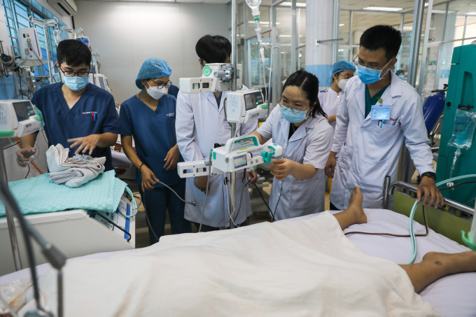 Bác sĩ bệnh viện Bệnh Nhiệt đới TP HCM điều trị bệnh nhân sốt xuất huyết, tháng 6/2022. Ảnh: Quỳnh Trần