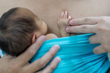 Trẻ sinh non được người thân dùng hơi ấm của cơ thể để ấp kangaroo, tại Bệnh viện Từ Dũ. Ảnh: Thành Nguyễn