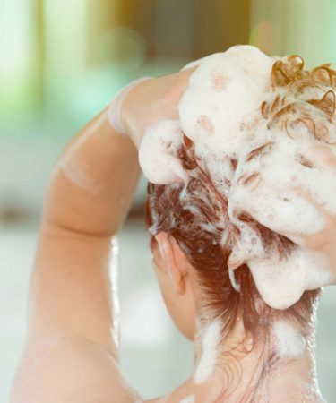 Làm ẩm tóc trước khi tiến hành tạo kiểu bằng máy sấy