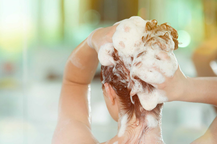 Làm ẩm tóc trước khi tiến hành tạo kiểu bằng máy sấy