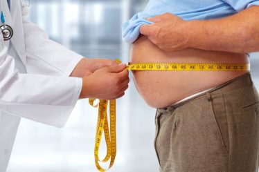 Thừa cân, béo phì làm giảm số lượng và chất lượng tinh trùng, ảnh hưởng tới sức khỏe sinh sản nam giới. Ảnh: Medlife